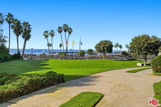 Foto del edificio - 240 The Village