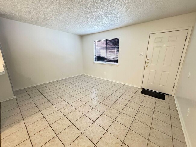 Foto del edificio - 2206 Silverway Dr