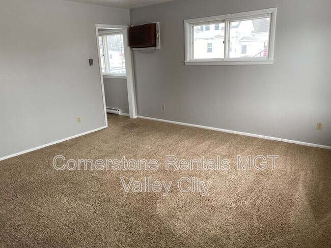 Building Photo - 825 3rd St SW