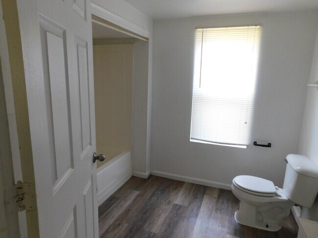 Foto del edificio - Private Entry Lower Unit of Duplex near Water