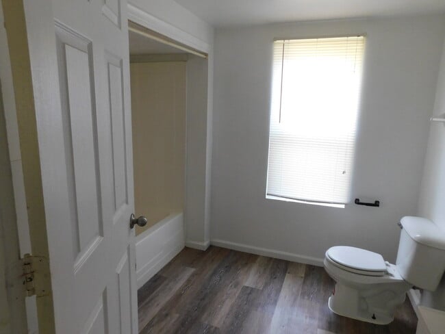 Building Photo - Private Entry Lower Unit of Duplex near Water