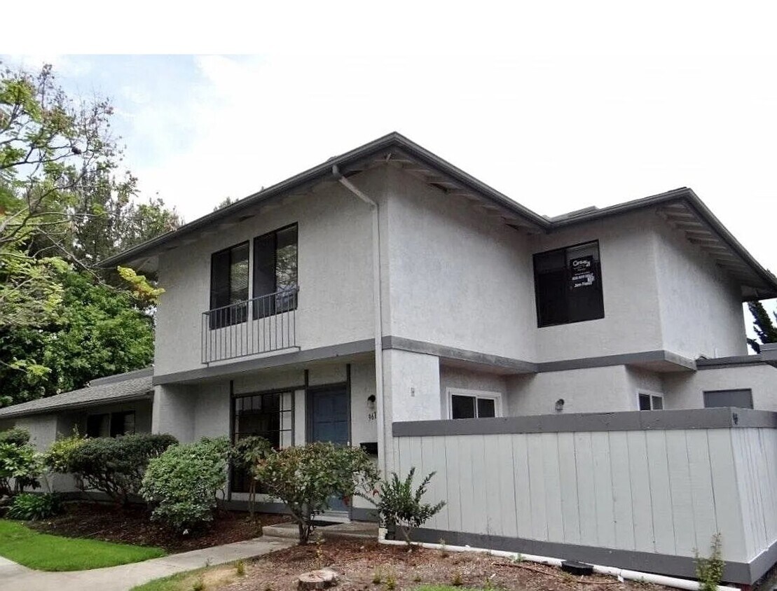 Primary Photo - 3 BR Townhouse Located on UCSD Bus Line w/...