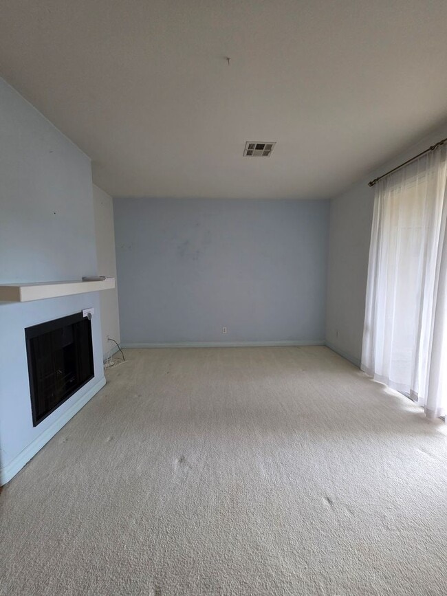 Building Photo - Sabre Springs Second-Floor Condo