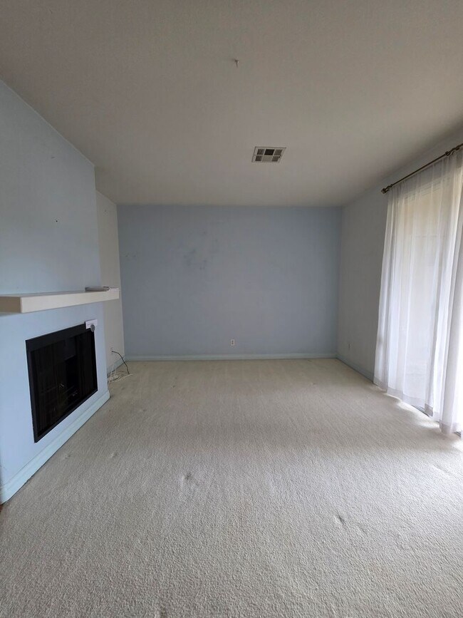 Foto del edificio - Sabre Springs Second-Floor Condo