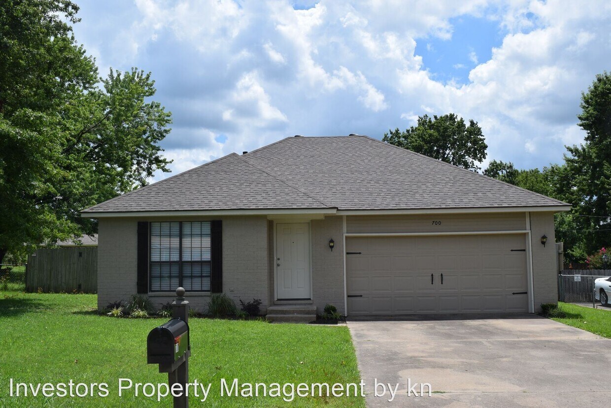 Foto principal - 3 br, 2 bath House - 700 Cedar Lane