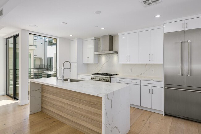 Building Photo - 741 N Gramercy Pl