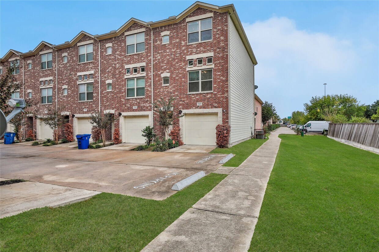 Foto principal - 5941 S Loop E