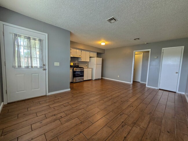 Building Photo - Beautifully remodeled 2-bedroom home in a ...