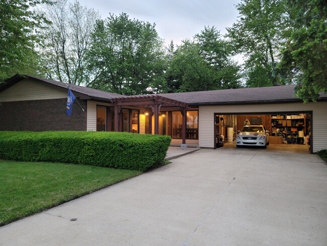 Foto del edificio - 425 W Forsyth Rd