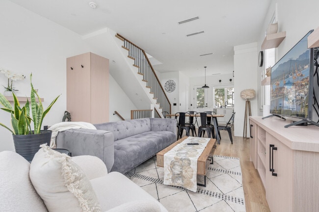 Building Photo - 5207 Hoy St