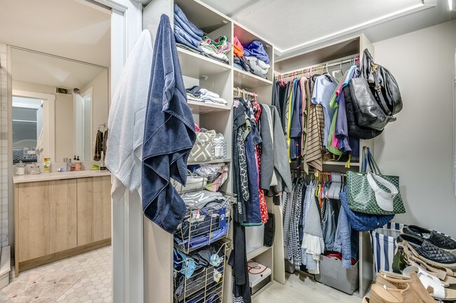 Building Photo - 1955 N Lincoln Ave