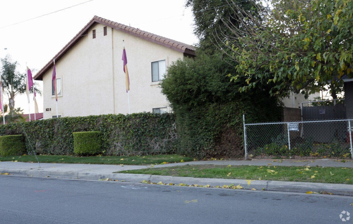 Building Photo - 1056 N Lilac Ave