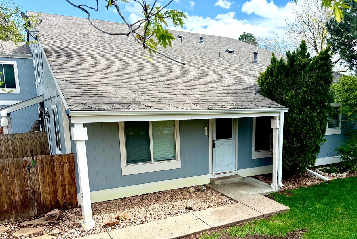 Primary Photo - Spacious 3 Bedroom 2 Bath Lakewood Home