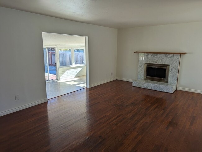 Building Photo - 3 Bedroom-2 Bathroom Single Story Home in ...