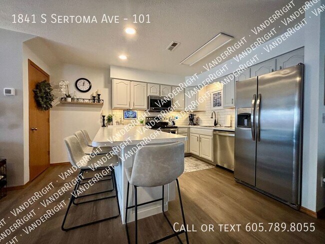 Building Photo - 3 Bedroom 2 Bathroom End Unit Condo!