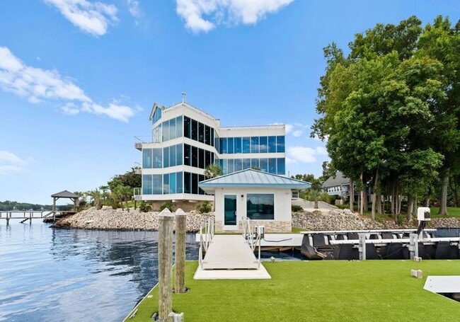 Building Photo - The Glass Mansion