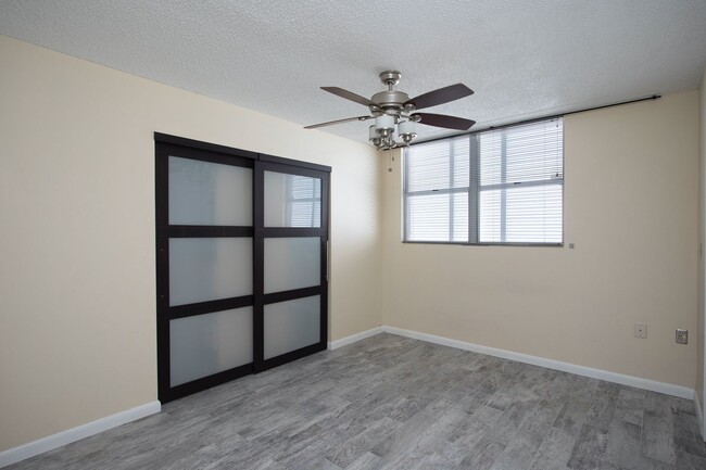 Building Photo - 2 bedroom 2 bathroom in Las Salinas Condo Association