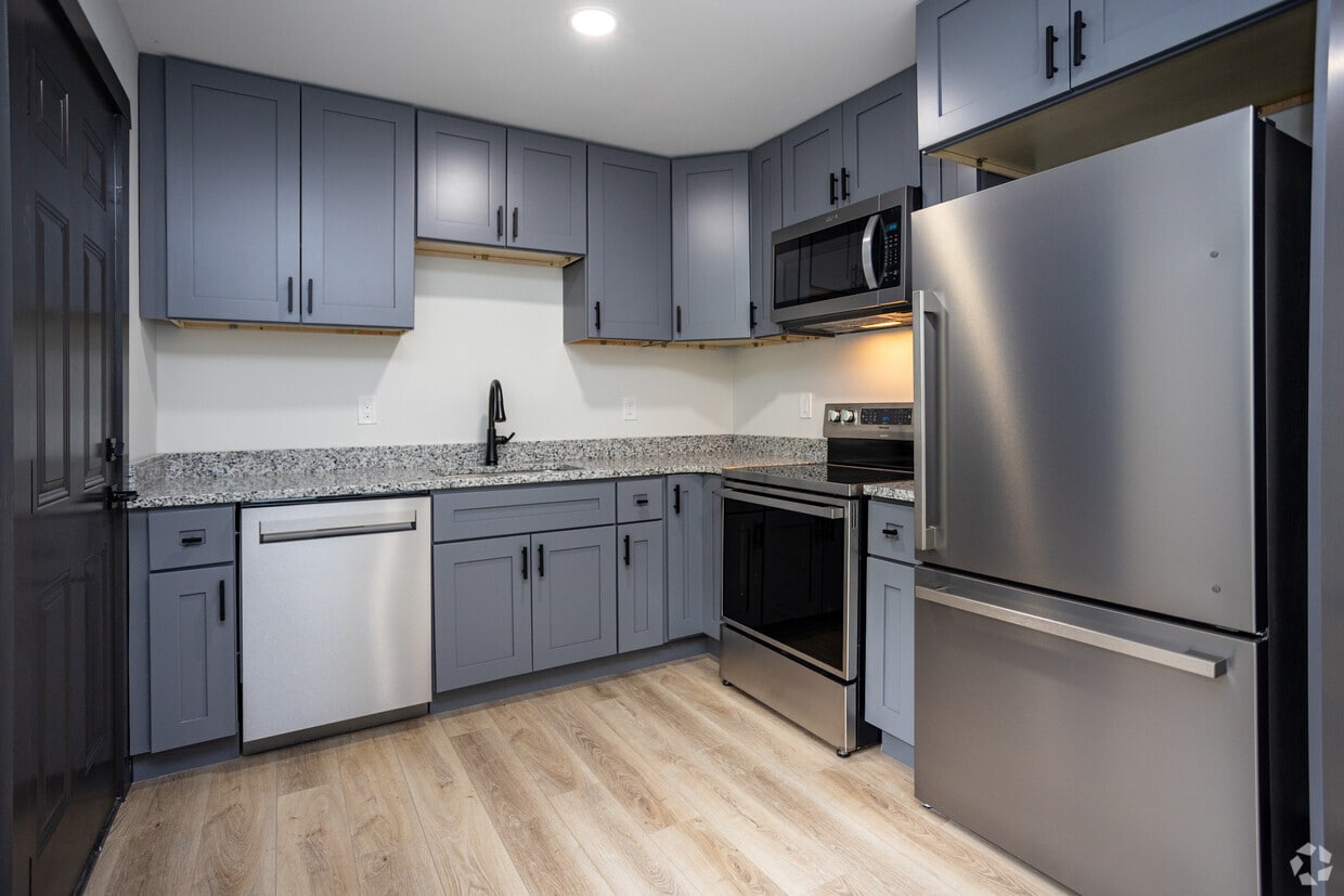 2BR, 1.5BA - 875SF - Kitchen - 2436 Belvedere Ave
