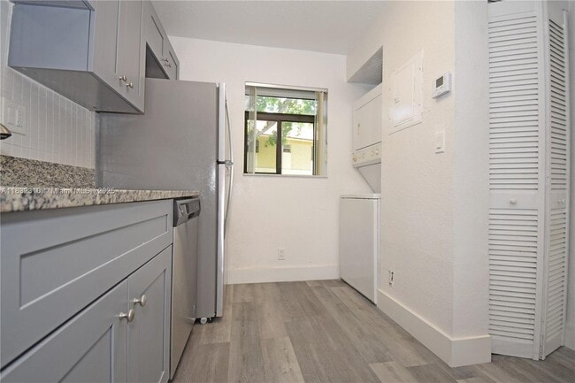 Building Photo - 301 Gardens Dr