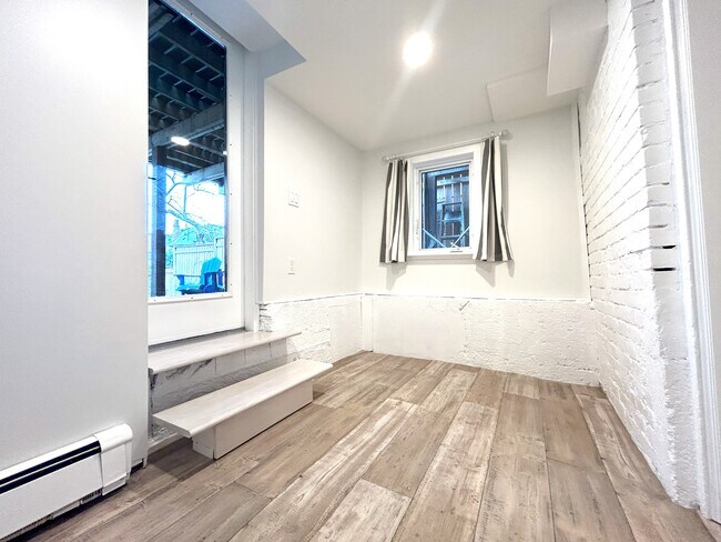 Building Photo - 39 Hogarth Av