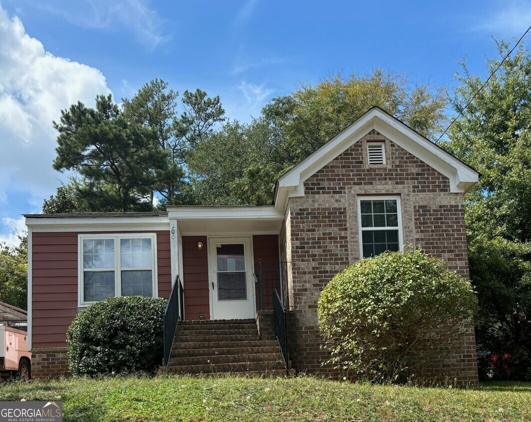 Primary Photo - 200 Magnolia St