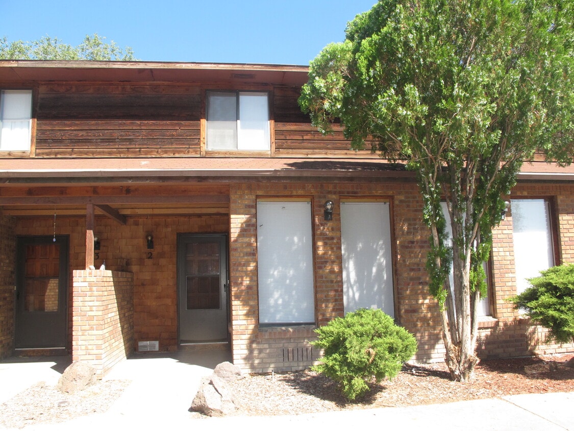 Primary Photo - 3190 1/2 Hill Ave