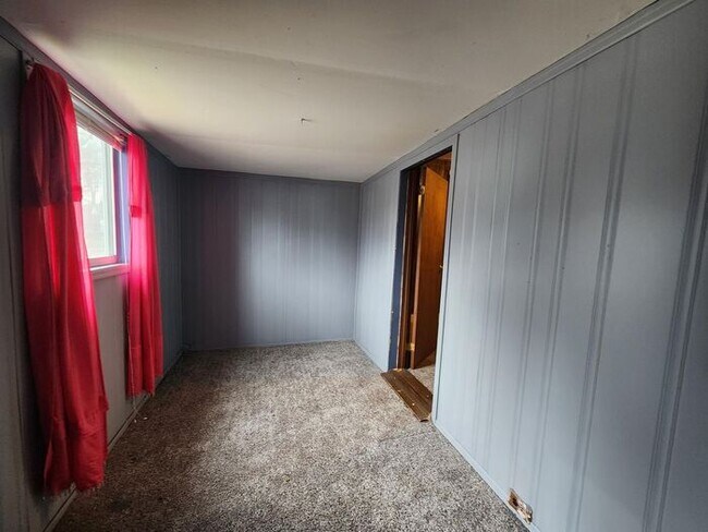 Building Photo - 3 Bedroom House with Garage