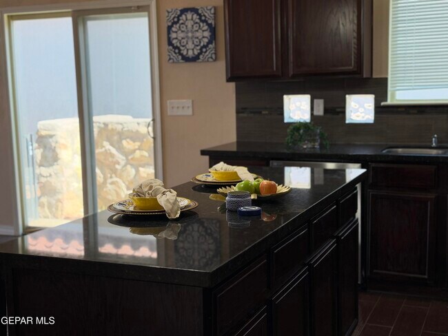 Foto del edificio - 13514 Everingham St