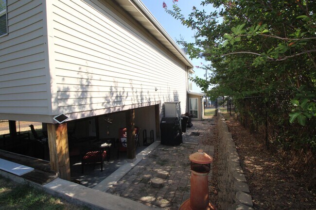 Building Photo - 223 Whispering Oaks Trail