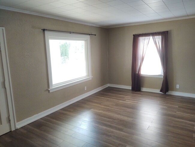 Building Photo - Charming 2 Bedroom House