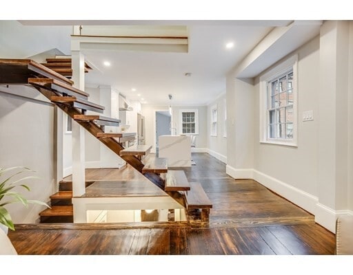 Building Photo - 36 Joy St