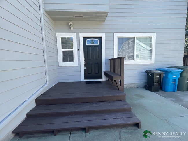 Building Photo - Spacious Three Bedroom Unit Close to Burli...