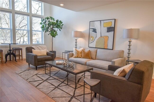 Building Photo - 425 SW B St