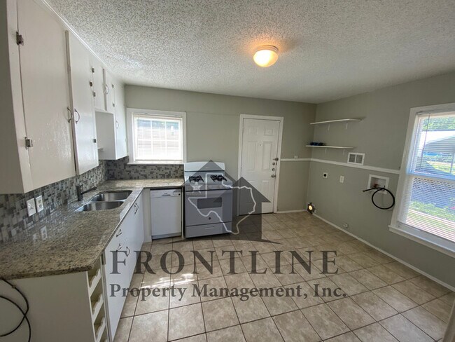 Building Photo - Stunning updated 2/1 with carport and stor...