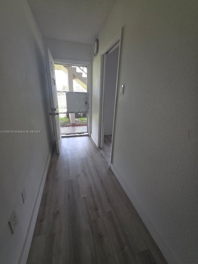 Foto del edificio - 251 NW 177th St