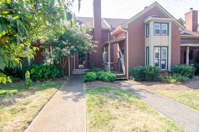 Foto del edificio - Quaint East Nashville Town Home