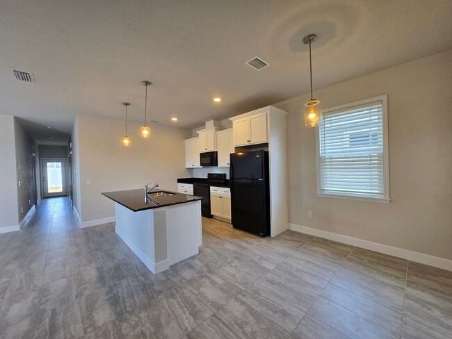 Building Photo - 3 Bedroom 2Bath  Home In Country Way Square