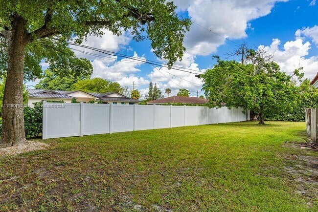 Building Photo - 6895 Pinehurst Dr