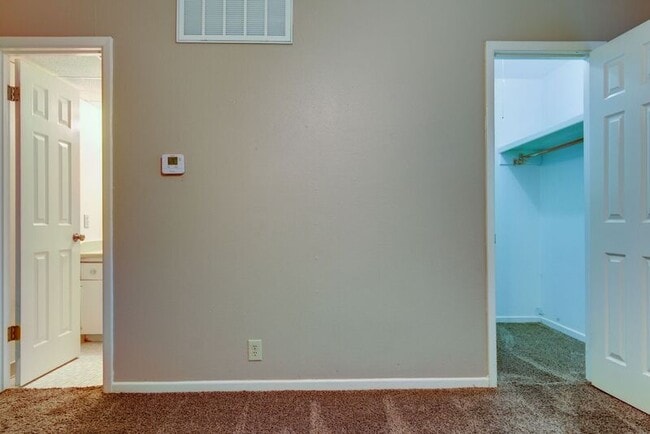 Building Photo - 2401 Brookridge Dr