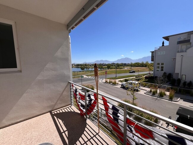 Foto del edificio - Modern 2 Bedroom Townhome with Stunning La...