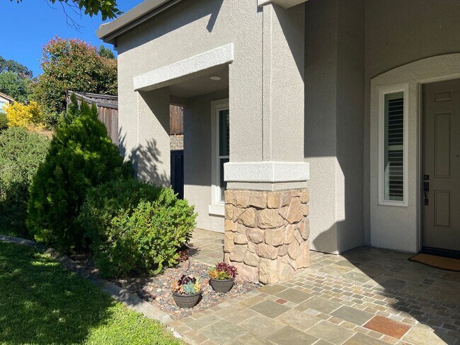 Building Photo - Beautifully remodeled 3 Bdrm+Master retrea...