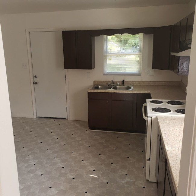 Building Photo - Nice and Affordable West Side Home