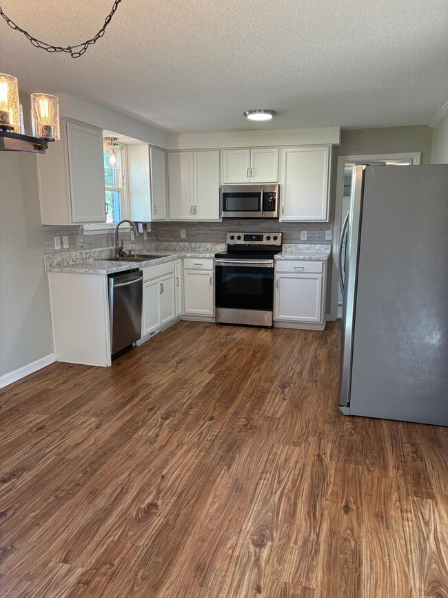 Building Photo - 3 Bedroom 1 1/2 Bathroom Home!