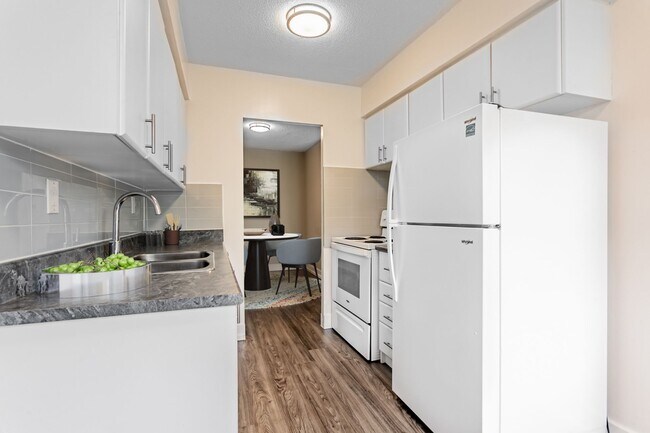 Building Photo - 40 Tuxedo Court