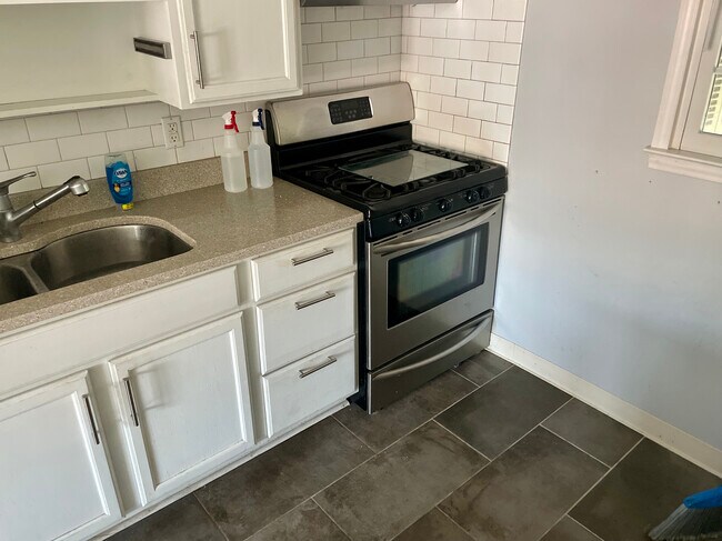 Kitchen - 2421 Barracks Plz