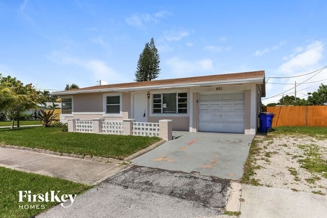 Building Photo - 601 SW 14th Ct