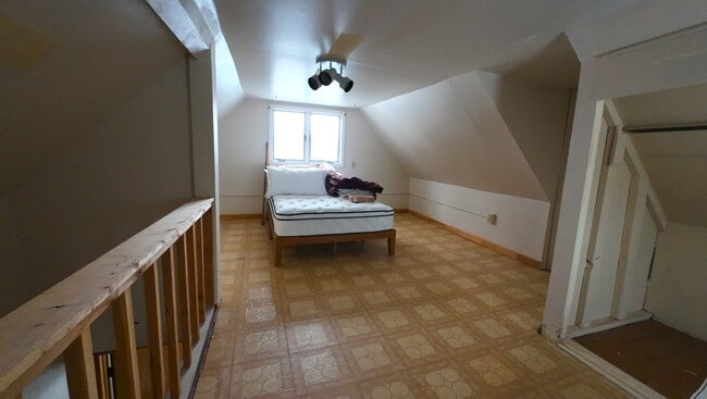 Building Photo - 304 W Pine St