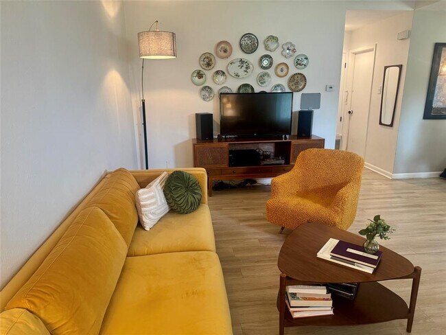 Foto del edificio - 2406 Berkett Dr