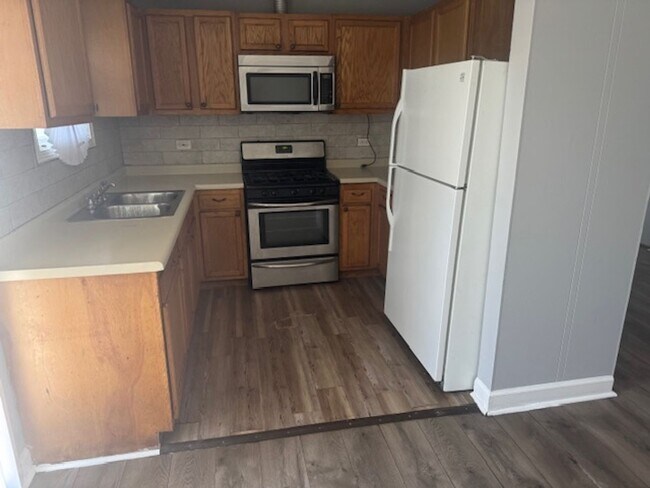Foto del edificio - Don't wait --must see! 4Bd, 2Ba