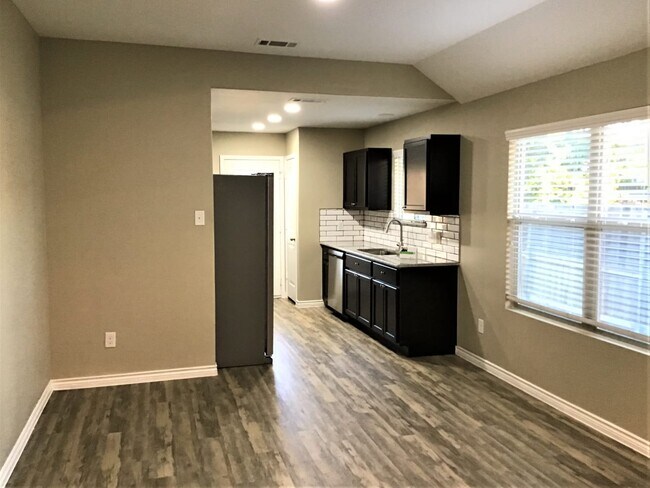 Building Photo - 135 E Kirnwood Dr